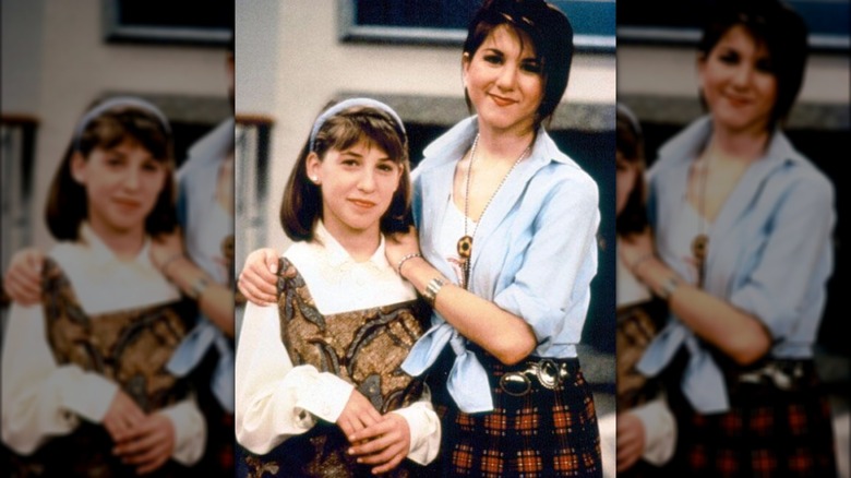 Mayim Bialik and Jennifer Aniston posing 1990