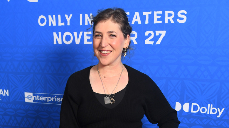 Mayim Bialik posing at Moana premiere