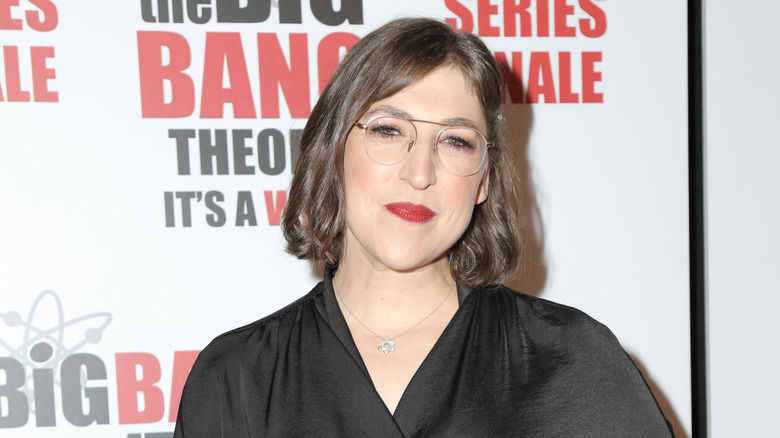 Mayim Bialik posing with short hair at The Big Bang Theory press event