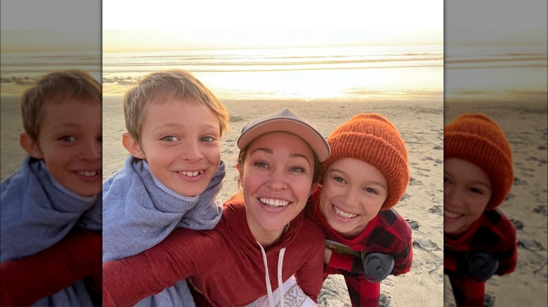 Autumn Reeser beachside with kids 