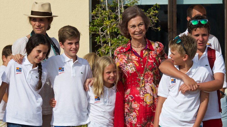 Victoria de Marichalar de Borbón standing with her family