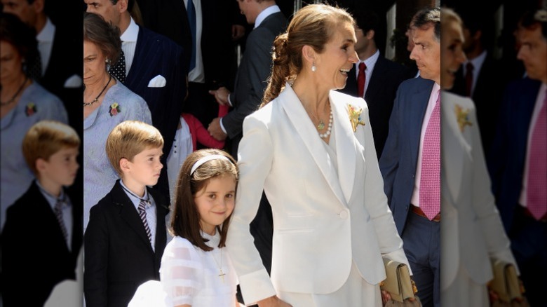 Young Victoria Federica de Marichalar de Borbón holding her mother's hand