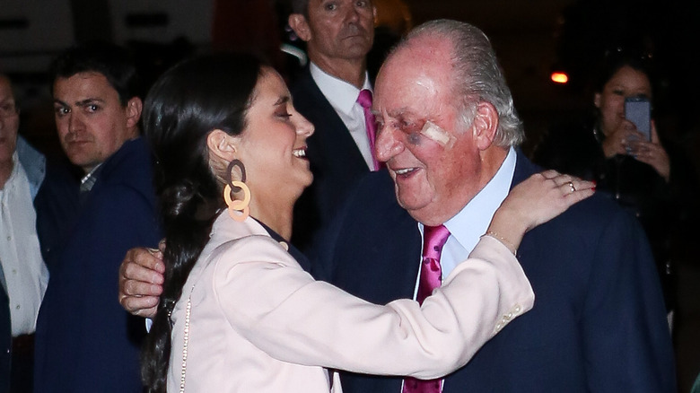 Victoria de Marichalar de Borbón embracing King Juan Carlos