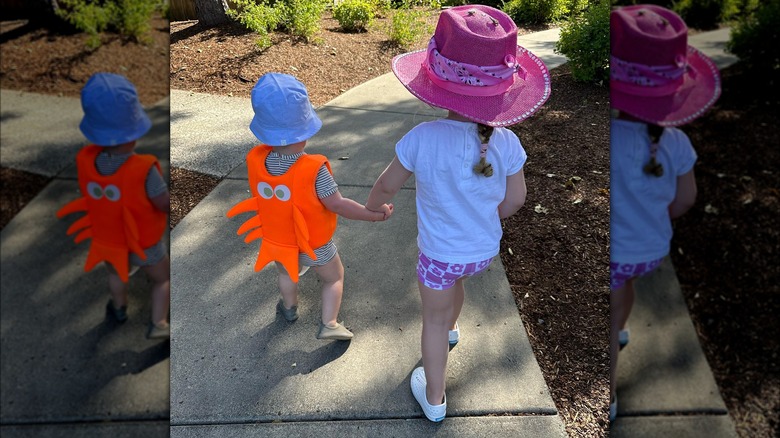 Eloise Schwarzenegger Pratt holding hands with her big sister Lyla Schwarzenegger Pratt 