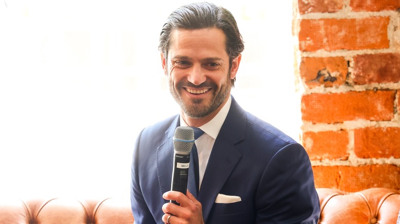 Prince Carl Philip holding a microphone