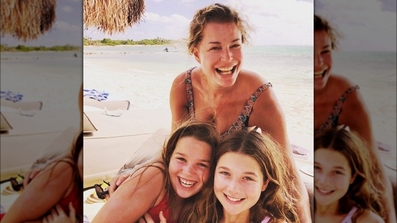 Rebecca Romijn smiling with daughters