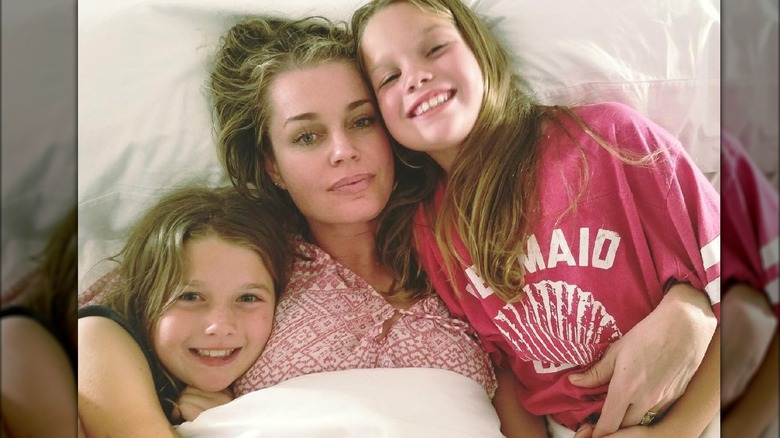 Rebecca Romijn posing with daughters