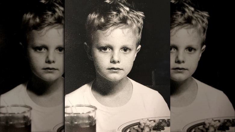 Jack Quaid, Meg Ryan's son, as a kid at the table