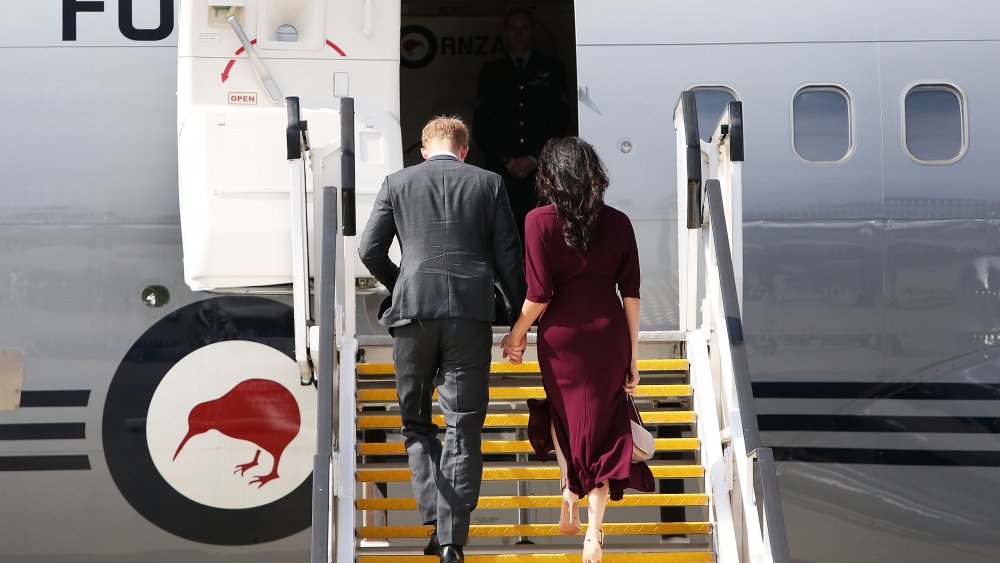 Meghan and Harry get on plane