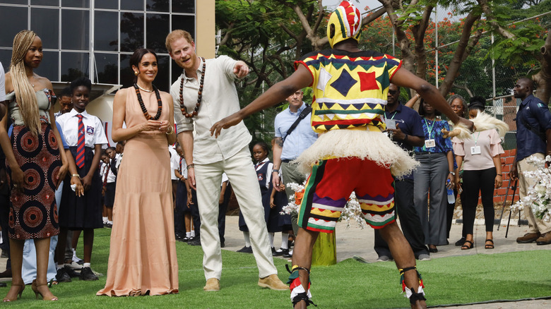 Prince Harry & Meghan Markle wathcing Nigerian dancers