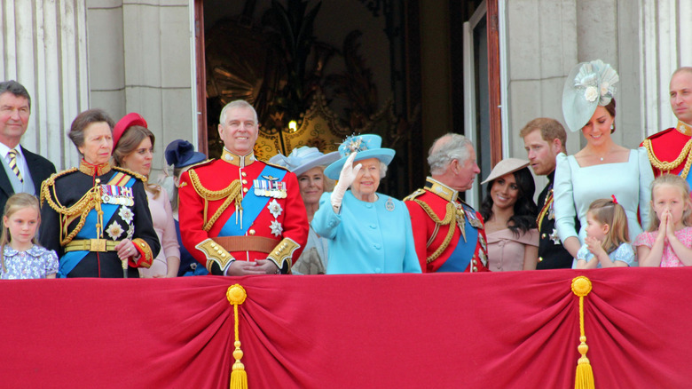 royal family on Buckingham Palace balcony