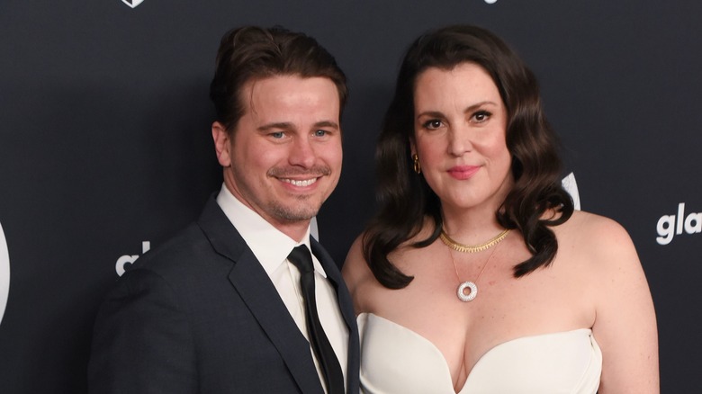 Melanie Lynskey and Jason Ritter posing on the red carpet