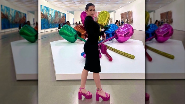 woman posing in museum