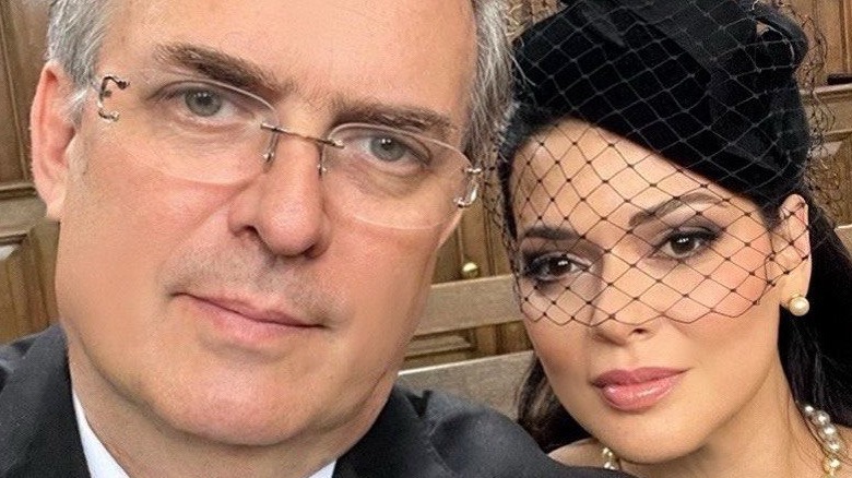 Selfie of Marcelo Ebrard and Rosalinda Bueso at the funeral