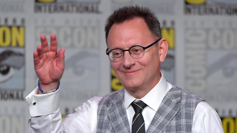 Michael Emerson waving at a Comic Con panel