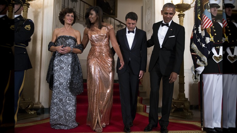 US President Barack Obama (R) and First Lady Michelle Obama (2L) pose for the official picture with Italian Prime Minister Matteo Renzi (2R) and Italian First Lady Agnese Landini (L) prior to the state dinner at the White House in Washington, DC (2016)