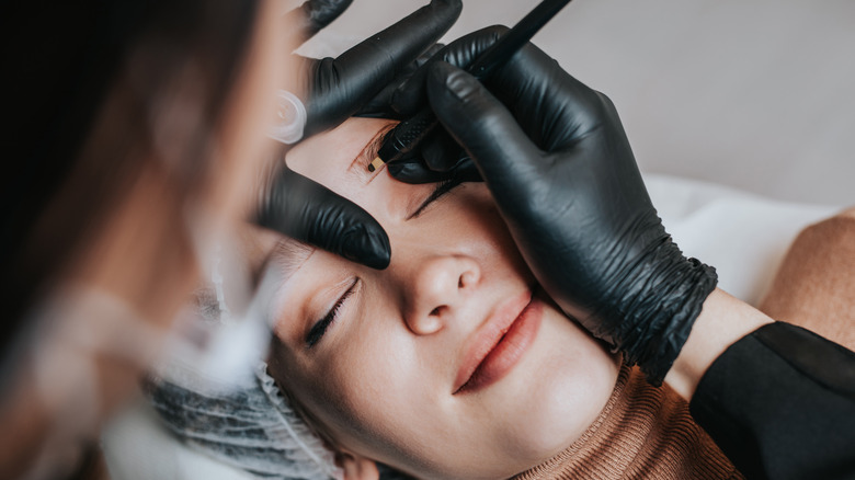 technician microblades a woman's eyebrow