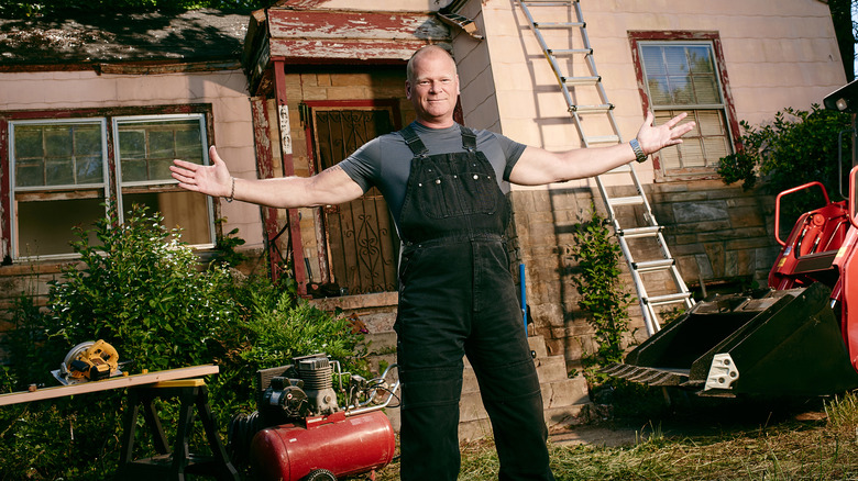 Mike Holmes with his arms up