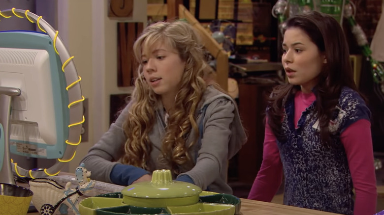 Jennette McCurdy and Miranda Cosgrove 