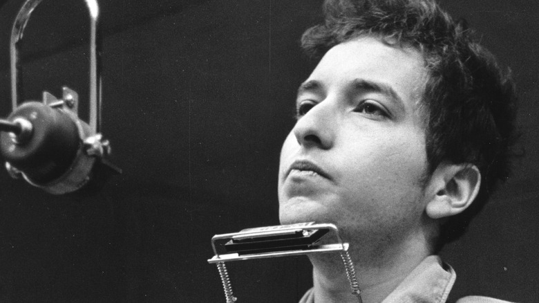 Bob Dylan with mouth organ and microphone