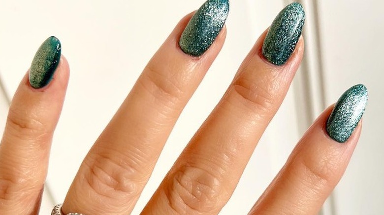 Sparkling green nails 