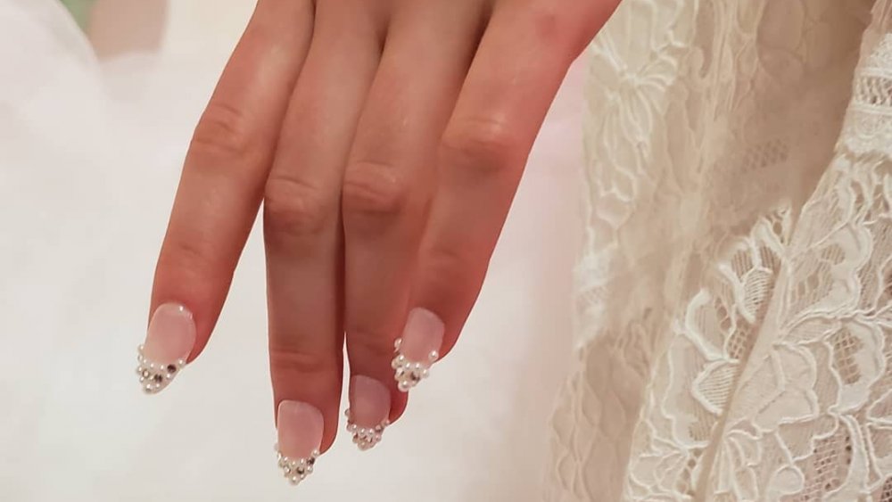 French Pearl drip, a 2020 nail trend