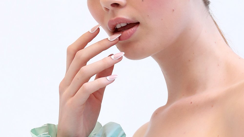 "Fantasy" feel nails, a 2020 nail trend