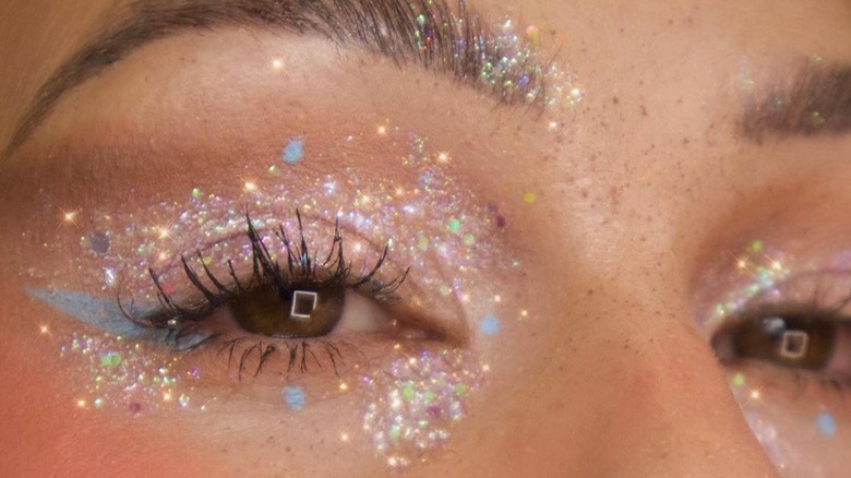 Star glitter makeup Inspo. #MakeUp #Stars #EyeMakeup  Glitter face makeup,  Glitter eye makeup, Eye makeup
