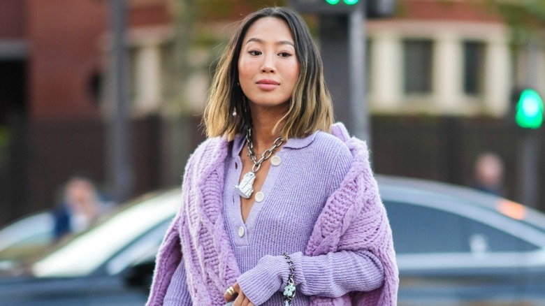 Woman wearing chunky chain pendant necklace