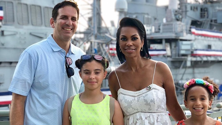 News anchor Harris Faulkner, her gorgeous husband Tony Berlin and family