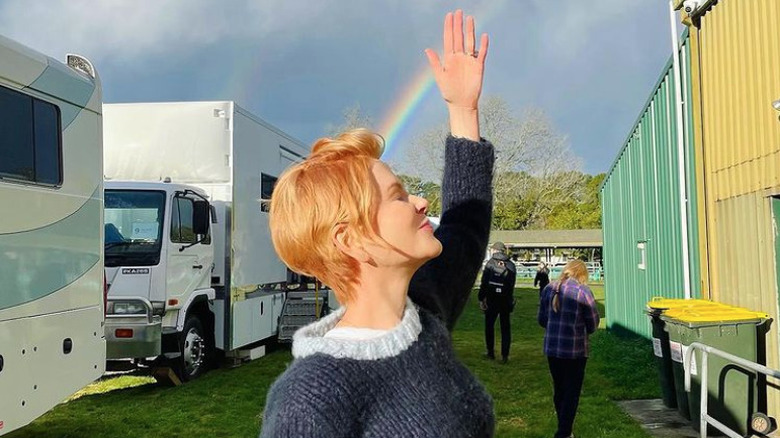 Nicole Kidman raising her hand