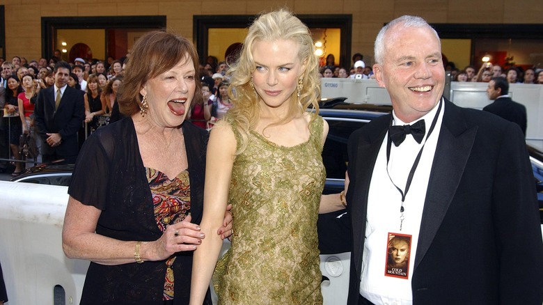 Nicole Kidman poses with her parents 