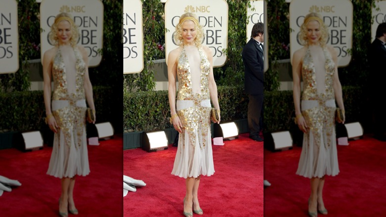 Nicole Kidman posing in flapper dress at the 2004 Golden Globes