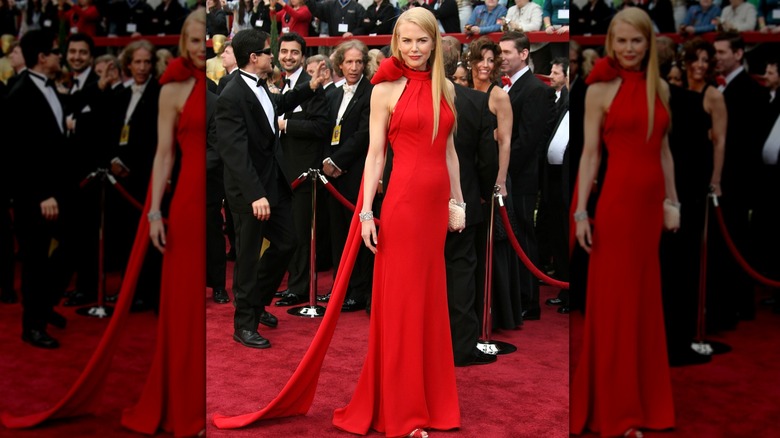 Nicole Kidman posing in red gown at 2007 Oscars