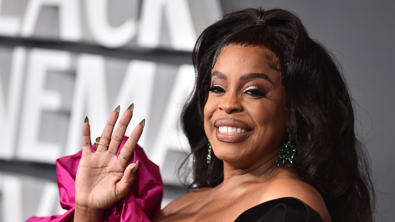 Niecy Nash waving