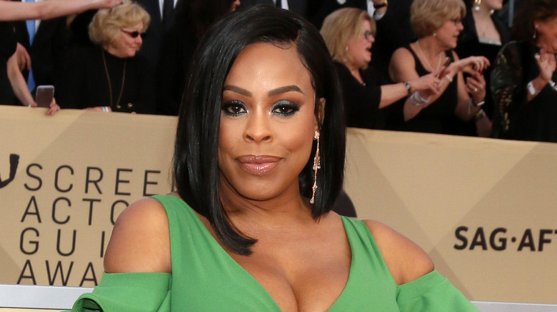 Niecy Nash in green dress