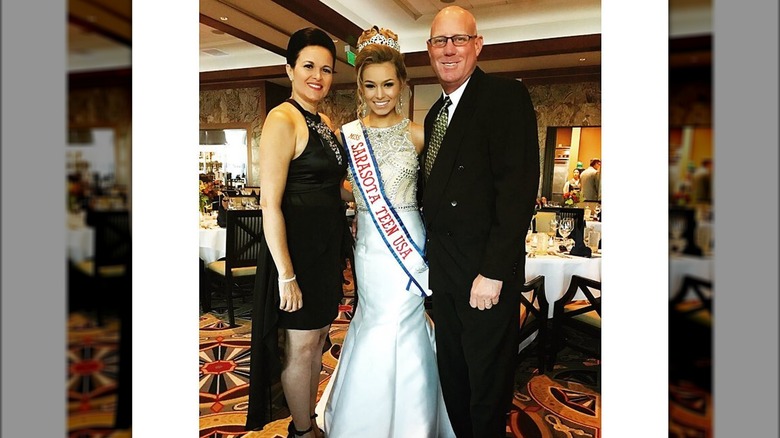 Noelia Voigt as Miss Sarasota Teen with mom and dad