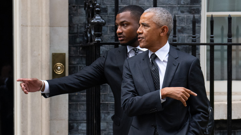 Barack Obama walking with Secret Service agent