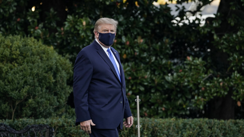 Donald Trump wearing mask 