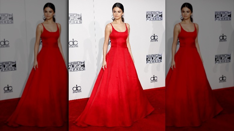 Selena Gomez stunning in red Prada at the 2016 AMAs