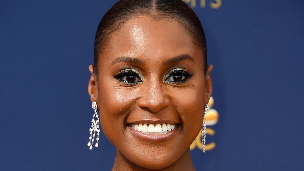 Issa Rae wearing an old-school makeup trend