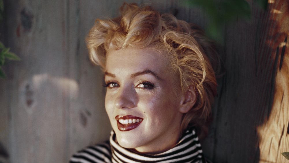 Marilyn Monroe wearing an old-school makeup trend