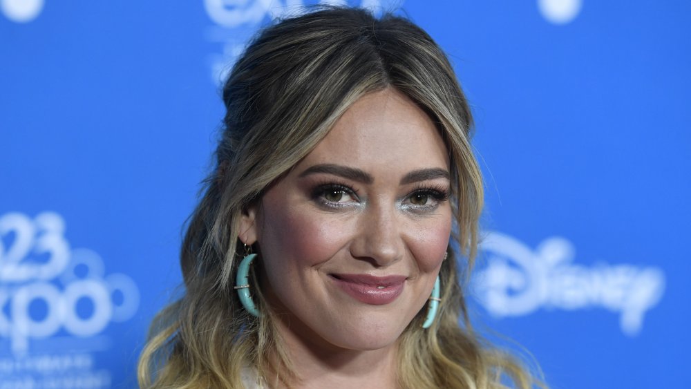 Hillary Duff wearing an old-school makeup trend