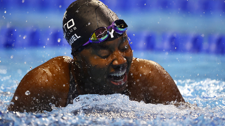 Simone Manuel swimming in match