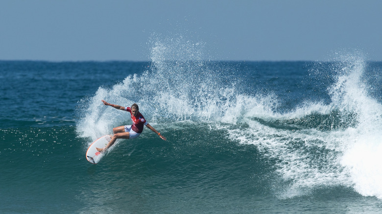 Stephanie Gilmore surfing 