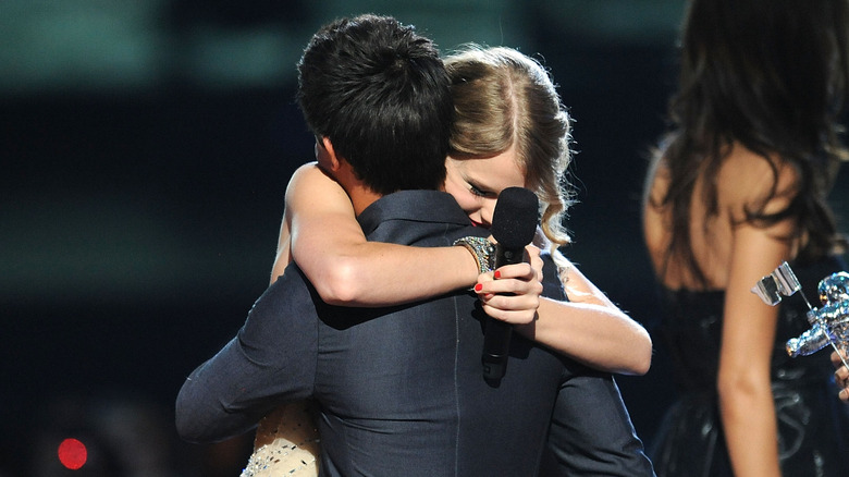 Taylor Swift and Taylor Lautner hugging