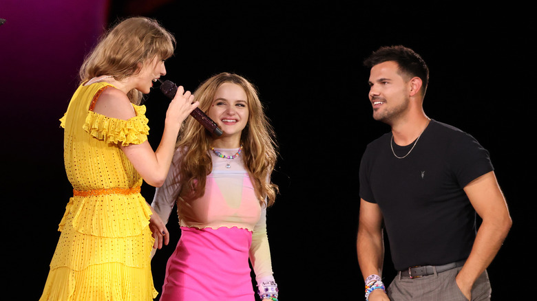 Taylor Swift with Taylor Lautner and Joey King on stage