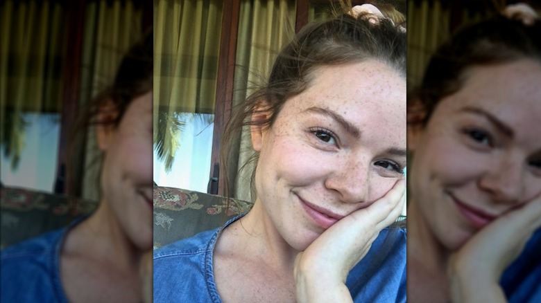 Lulu Simon taking a no-makeup selfie