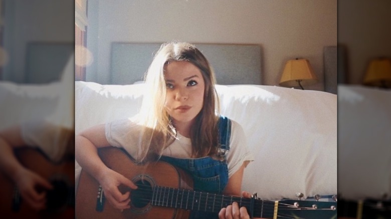 Lulu Simon playing a guitar 