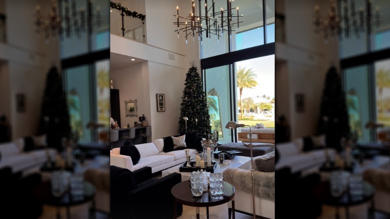 A Christmas tree standing in the living room in Gretzky's Jupiter home